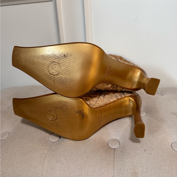 Rare gold shimmery snake skin booties with zipper. Size 38 - Picture 4 of 8